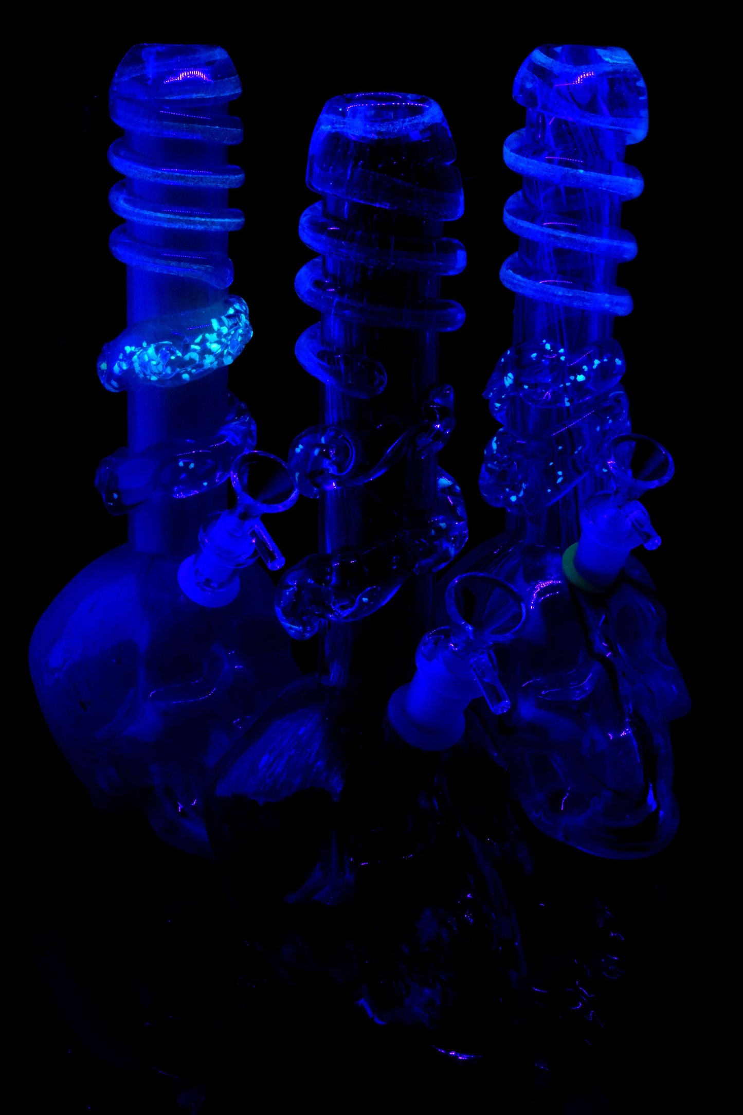 Soft Glass Skull Bong “Night Howl” – UV-Reactive Accents – Assorted Colors