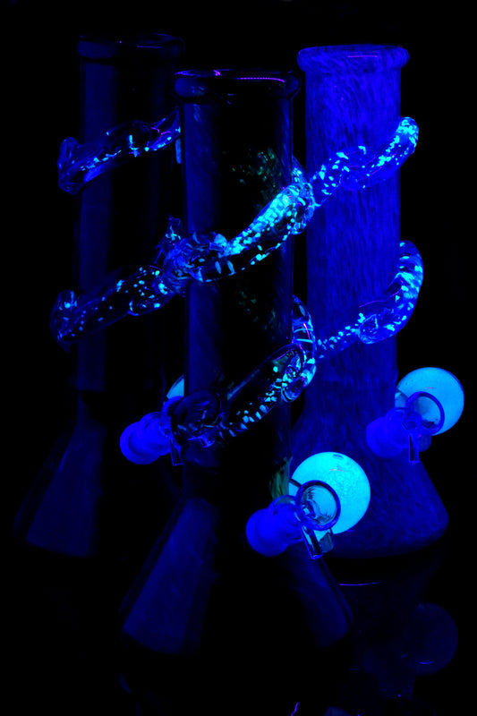 Soft Glass Beaker Bong “Glow Spiral” – UV-Reactive Accents – Assorted Colors