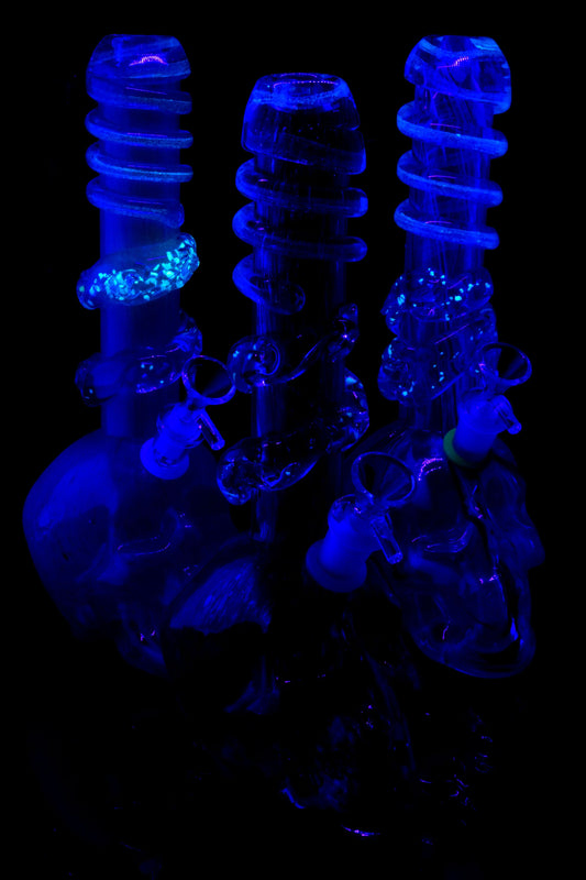 Soft Glass Skull Bong “Night Howl” – UV-Reactive Accents – Assorted Colors